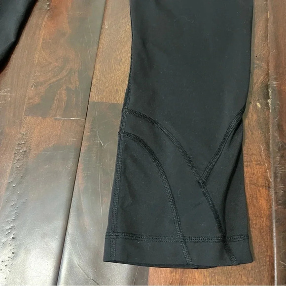 Lululemon Black Leggings Women’s Size 8 Cropped Back Zip Pocket - Picture 2 of 10